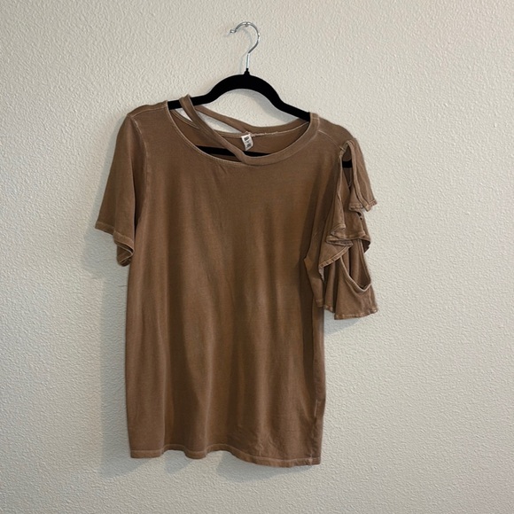 Asymmetrical Ruffled Tee - Picture 2 of 3